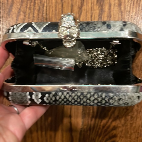 Snakeskin faux clutch black and grey with Crystal skull latch and 2 chains - Picture 2 of 5